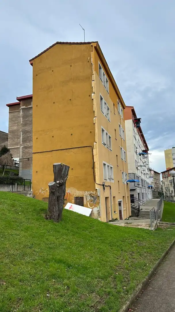 Vista exterior de Piso en venta en Santurtzi 