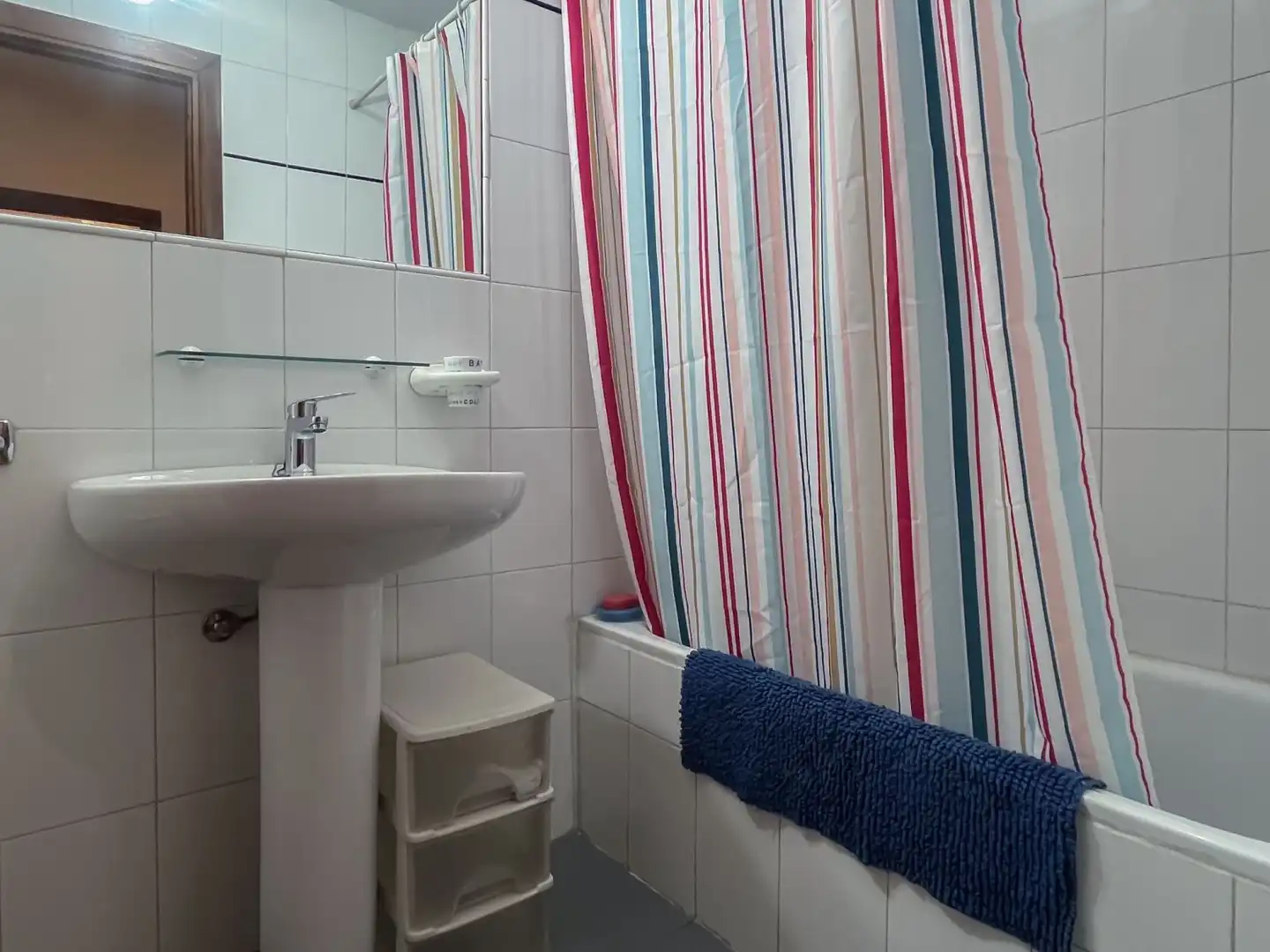 Badezimmer von Wohnung zur Miete in Sevilla mit Klimaanlage, Heizung und Terrasse