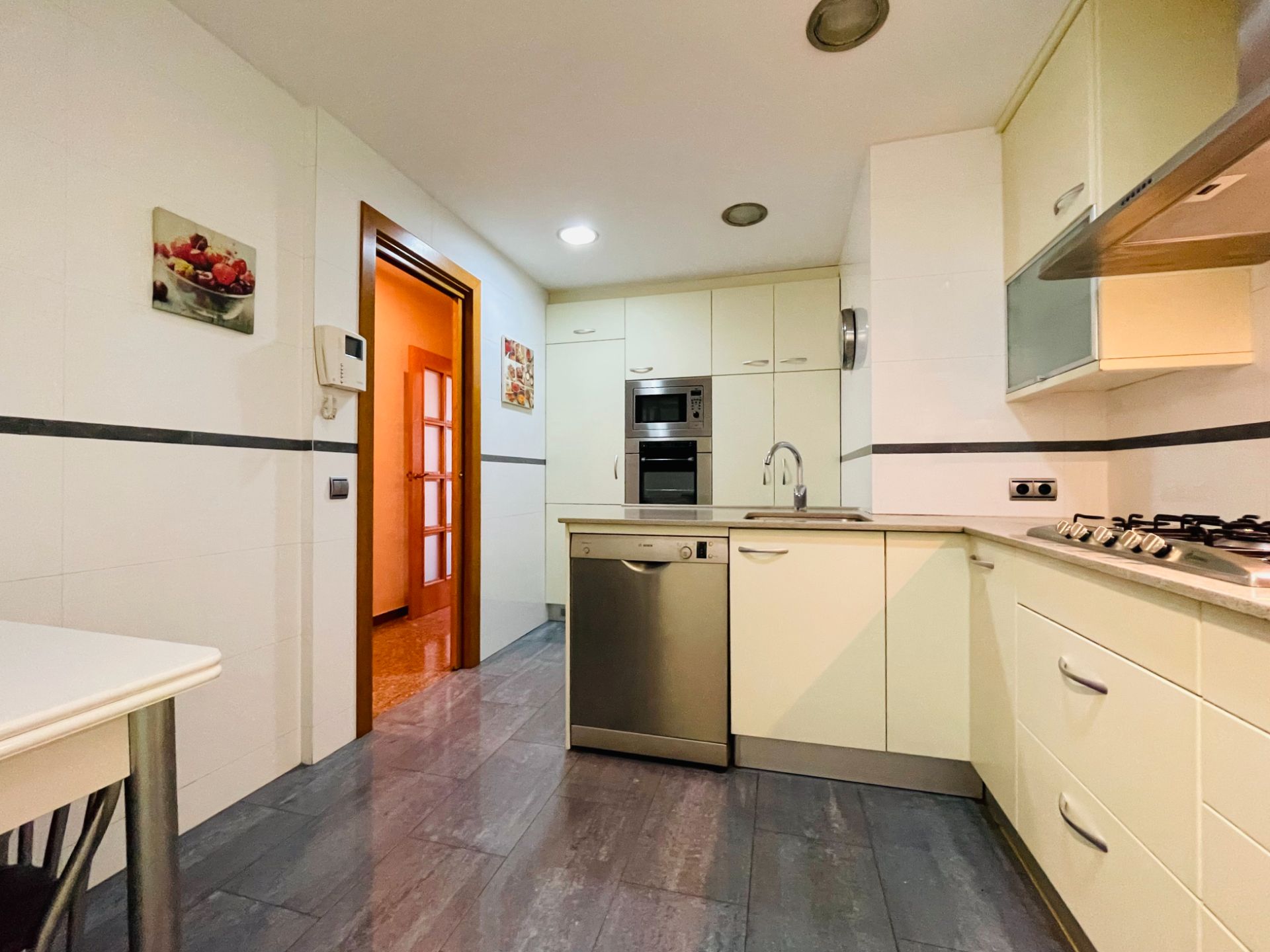 Cuina de Pis de lloguer en  Barcelona Capital amb Aire condicionat, Moblat i Forn