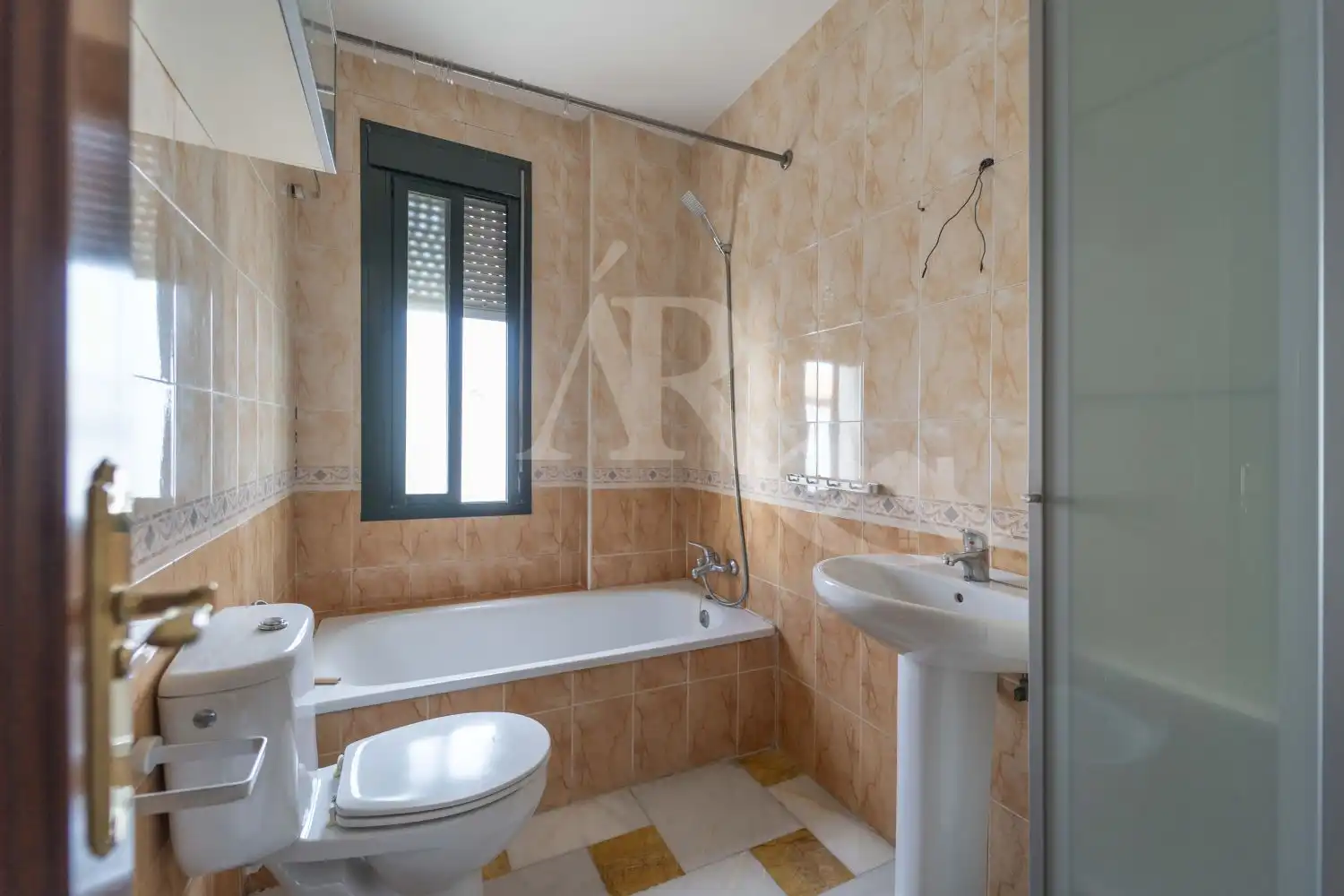 Bathroom of Flat for rent in Umbrete  with Air Conditioner and Terrace