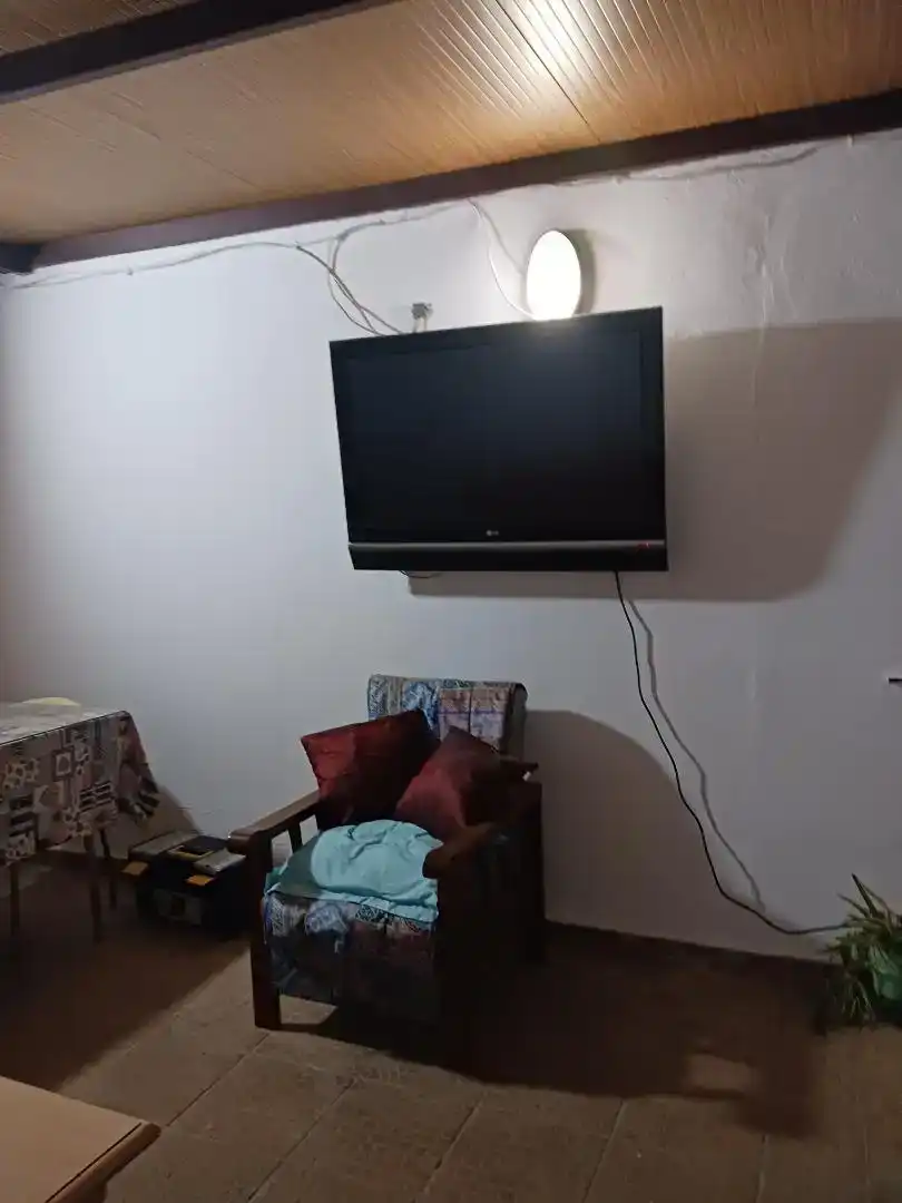 Sala d'estar de Planta baixa per a compartir en Alcalá de Guadaira amb Parquet, Piscina i Moblat
