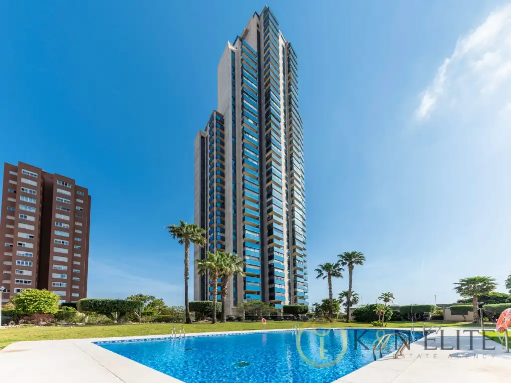 Vista exterior de Ático de alquiler en Benidorm con Aire acondicionado, Jardín privado y Piscina