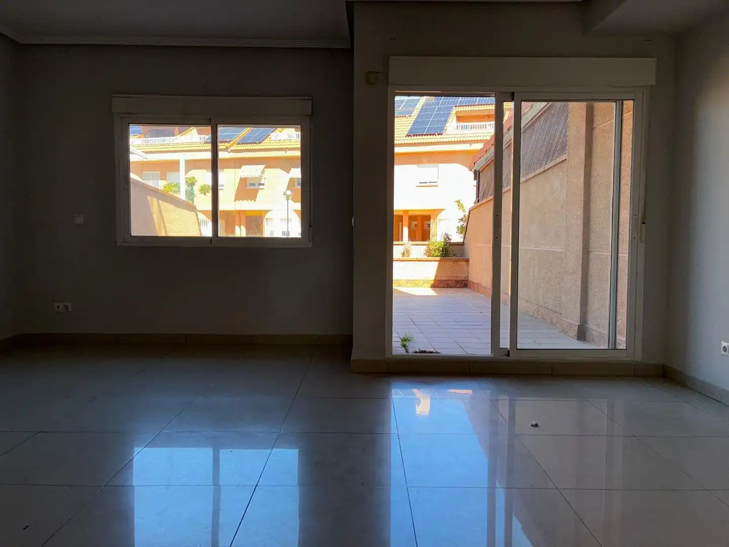Vista exterior de Casa o xalet en venda en Alicante / Alacant amb Aire condicionat, Terrassa i Piscina comunitària