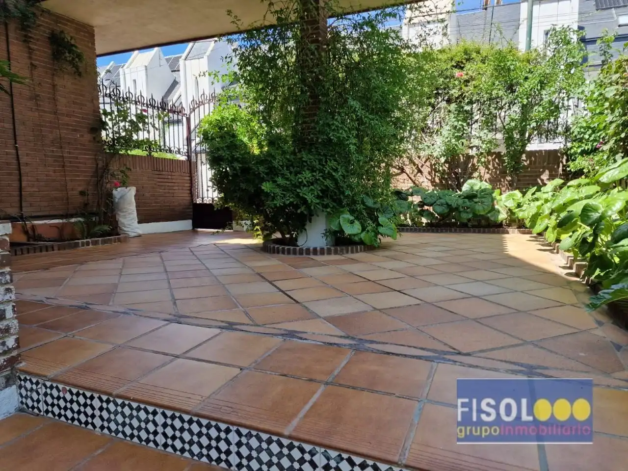 Terrasse von Einfamilien-Reihenhaus zum Verkauf in Pozuelo de Alarcón mit Klimaanlage, Heizung und Privatgarten