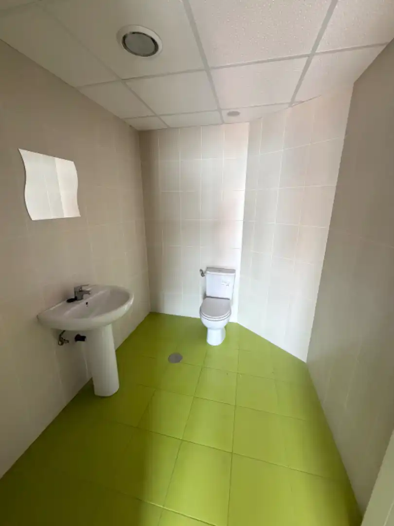 Badezimmer von Geschaftsraum zur Miete in La Lastrilla  mit Klimaanlage, Heizung und Parkett