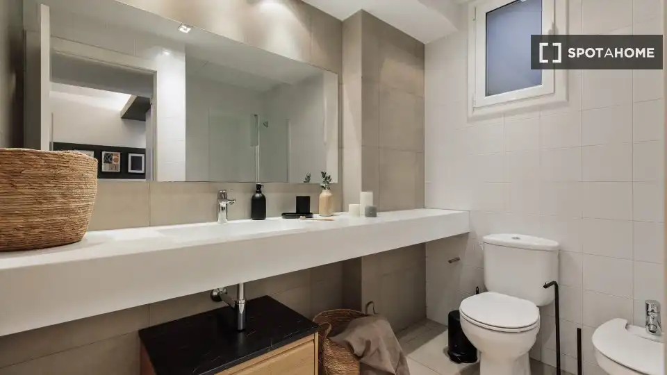 Baño de Piso de alquiler en Barcelona con Aire acondicionado, Calefacción y Amueblado
