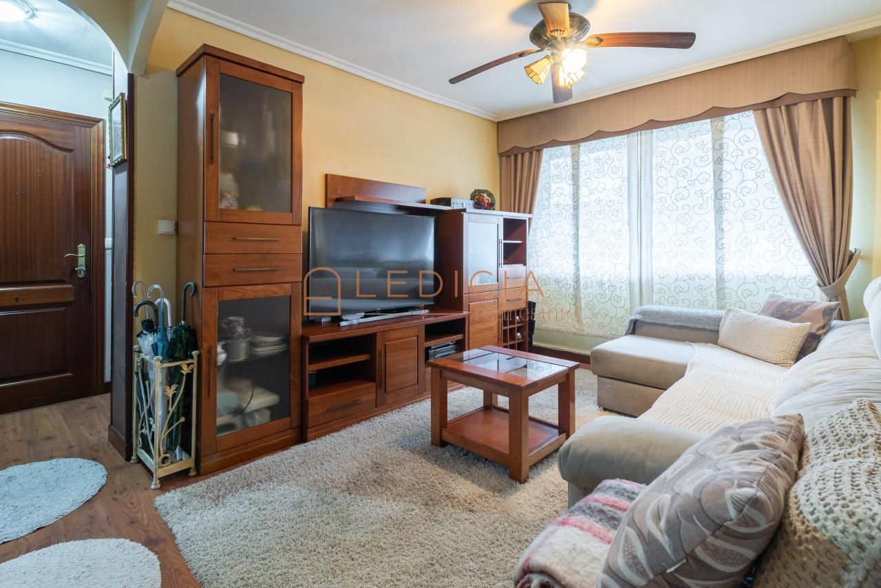 Living room of Flat for sale in Vigo   with Parquet flooring and Storage room