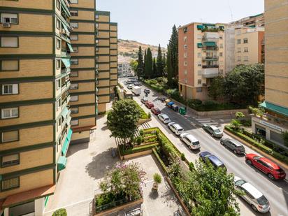 Vista exterior de Pis en venda en  Granada Capital amb Balcó