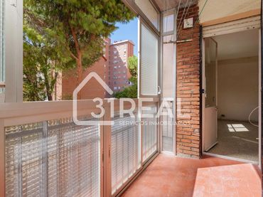 Piso con balcón en venta en Avenida ENTREVIAS