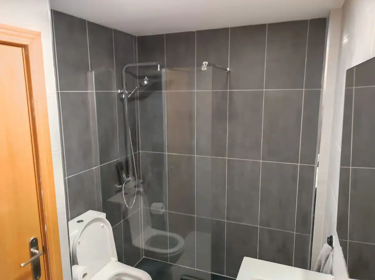 Badezimmer von Erdgeschoss zum Verkauf in Benalmádena mit Klimaanlage, Heizung und Terrasse