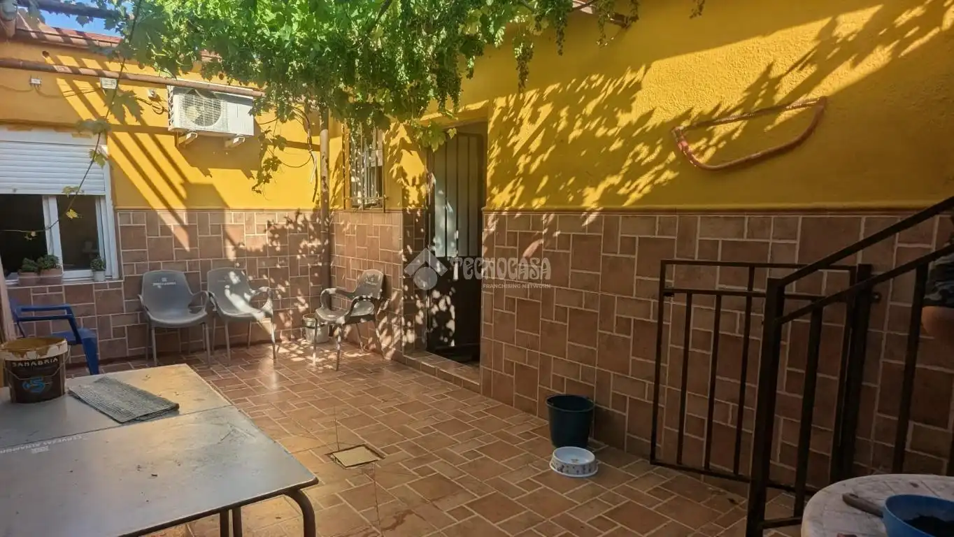 Terrassa de Casa adosada en venda en La Carolina amb Jardí privat