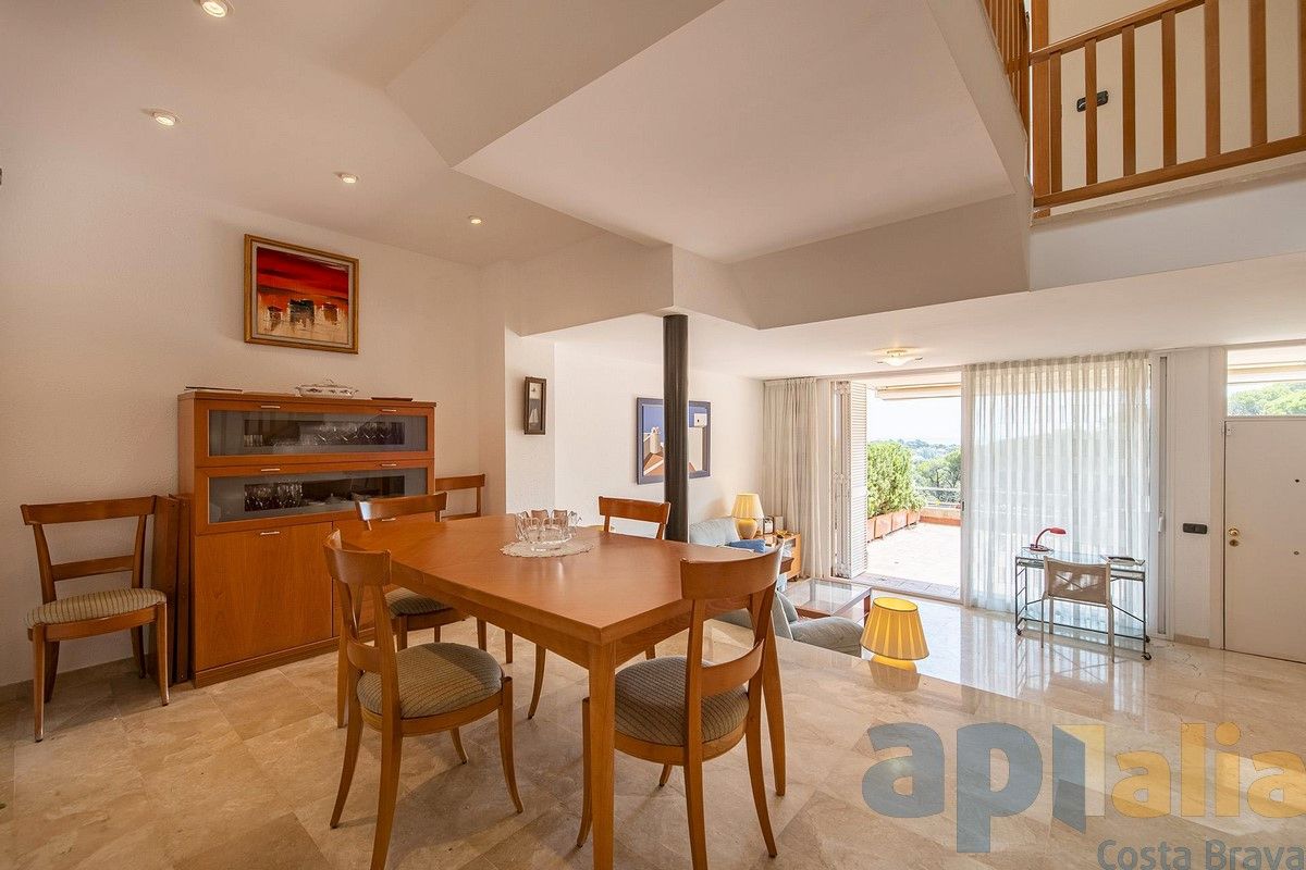 Menjador de Casa adosada en venda en Sant Feliu de Guíxols amb Calefacció, Jardí privat i Terrassa