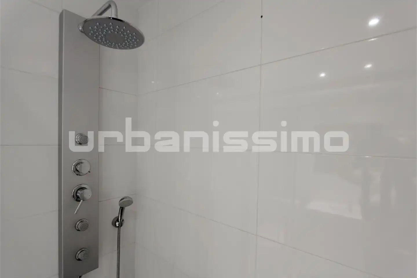 Bany de Apartament de lloguer en Madrid amb Aire condicionat, Calefacció i Moblat