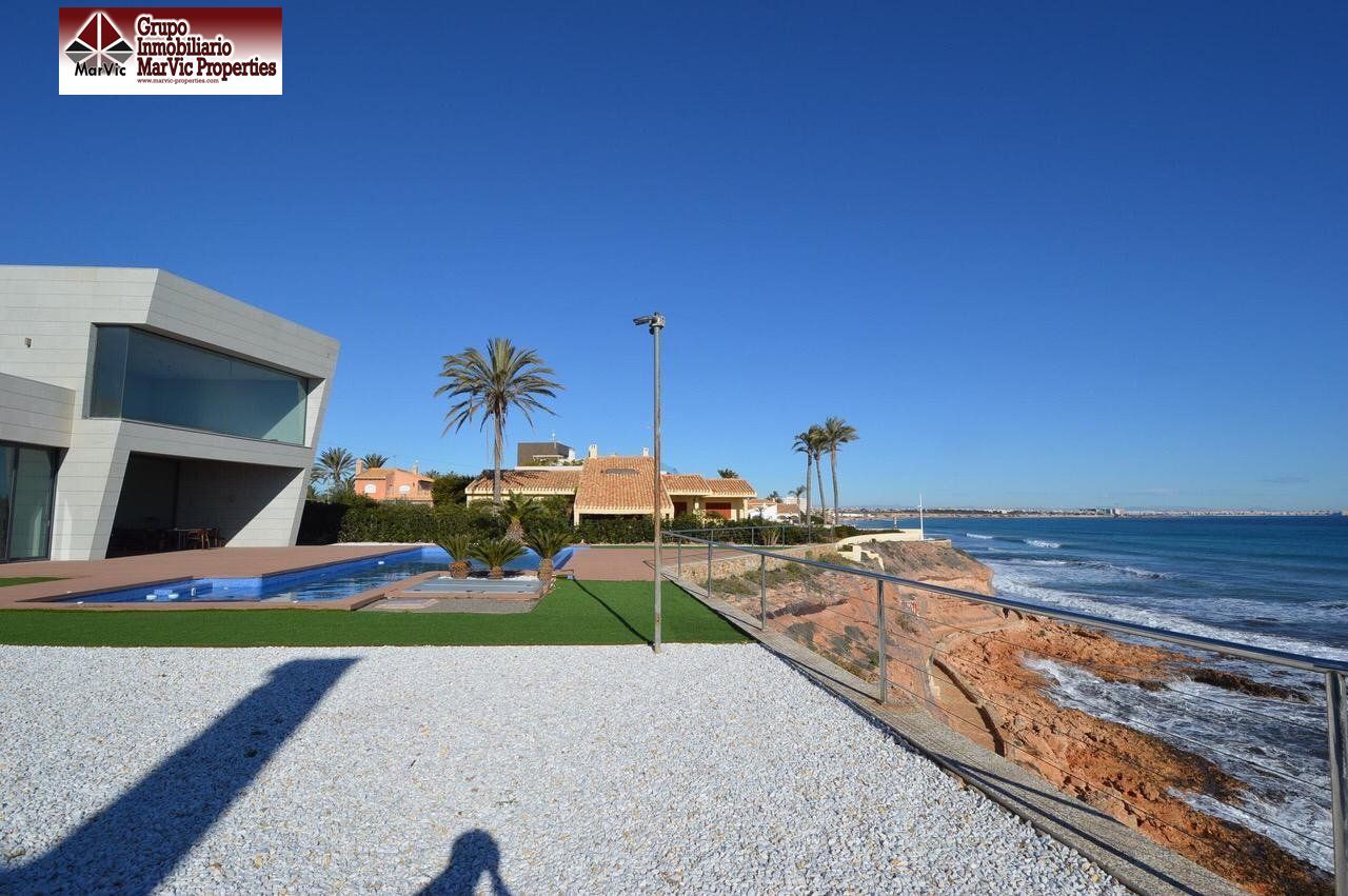 Vista exterior de Casa o xalet en venda en Orihuela amb Aire condicionat, Calefacció i Terrassa