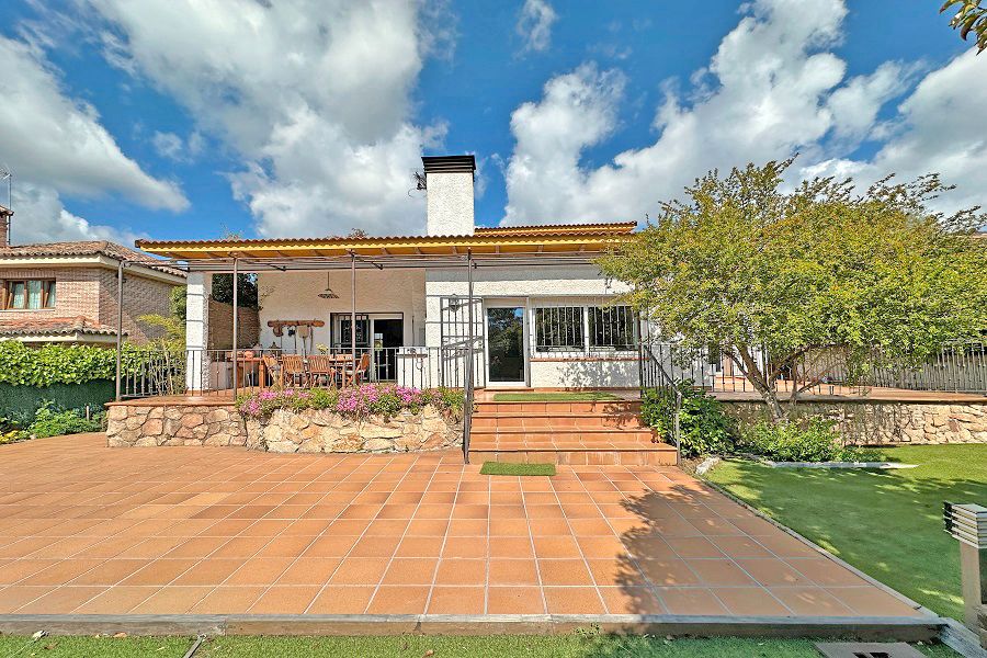 Vista exterior de Casa o xalet en venda en Torrelodones amb Calefacció, Jardí privat i Terrassa