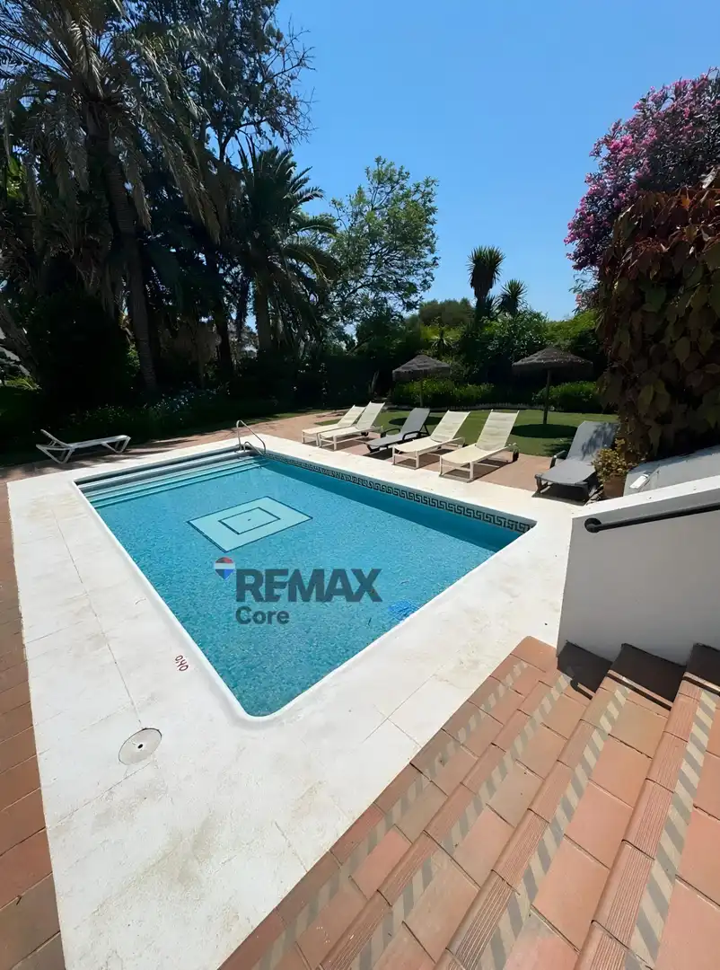 Vista exterior de Dúplex en venta en Sotogrande con Aire acondicionado, Calefacción y Jardín privado