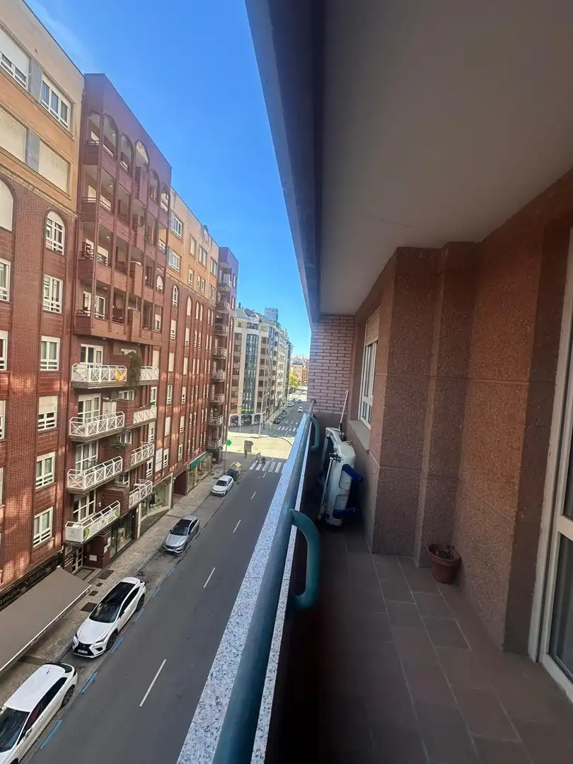 Vista exterior de Piso en venta en León Capital  con Calefacción, Terraza y TV