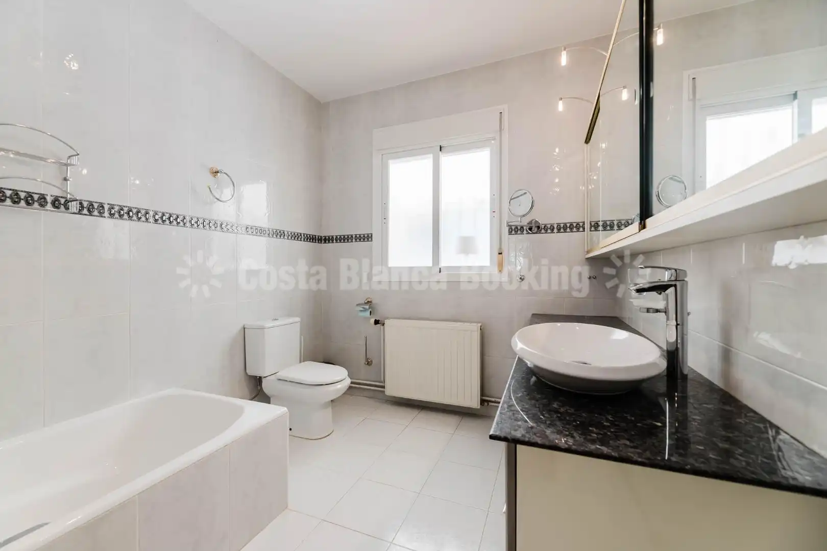 Bathroom of Houses for sale in L'Alfàs del Pi  with Air Conditioner, Heating and Private garden