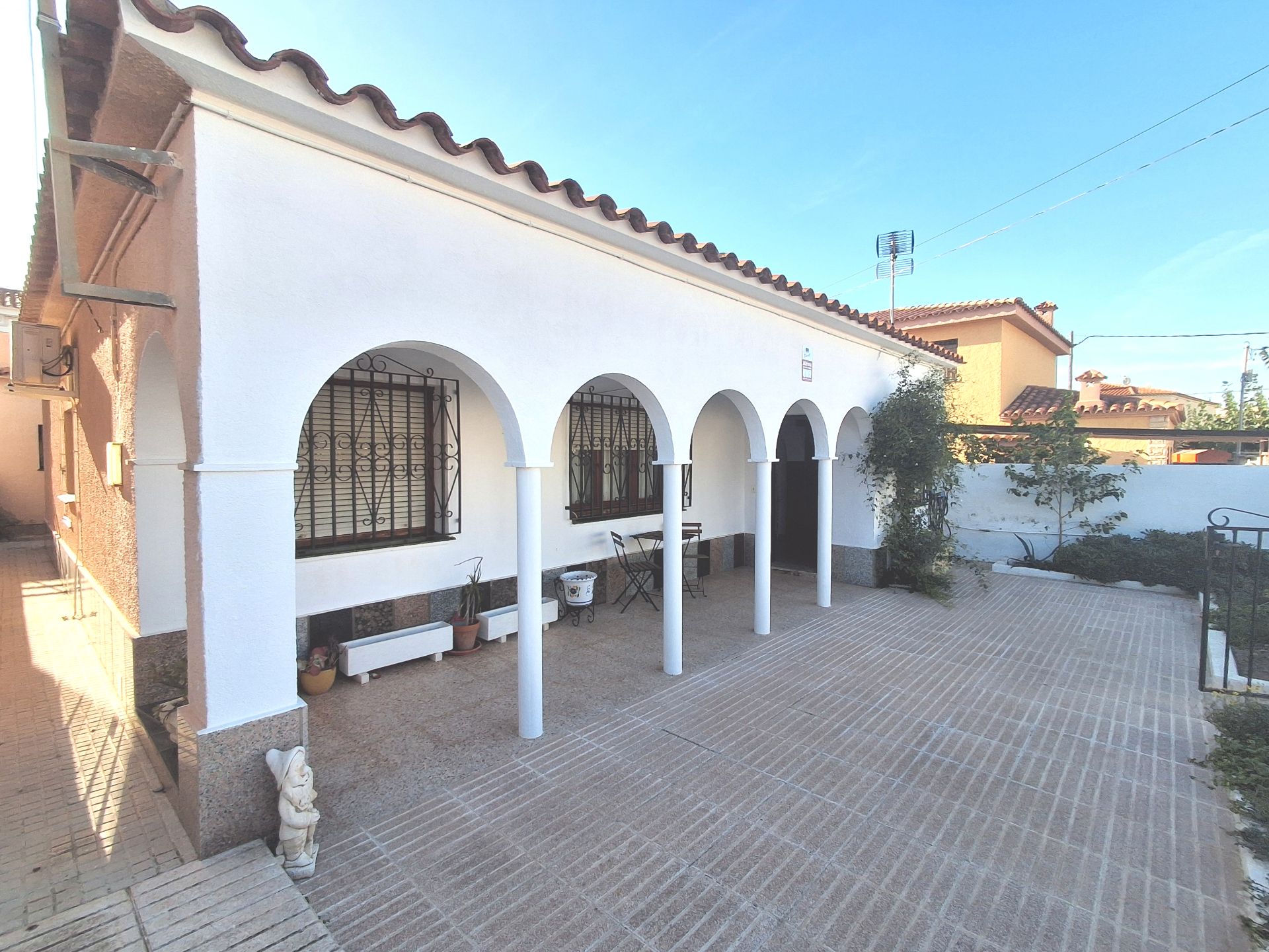 Vista exterior de Casa o xalet en venda en Mont-roig del Camp amb Aire condicionat, Jardí privat i Terrassa