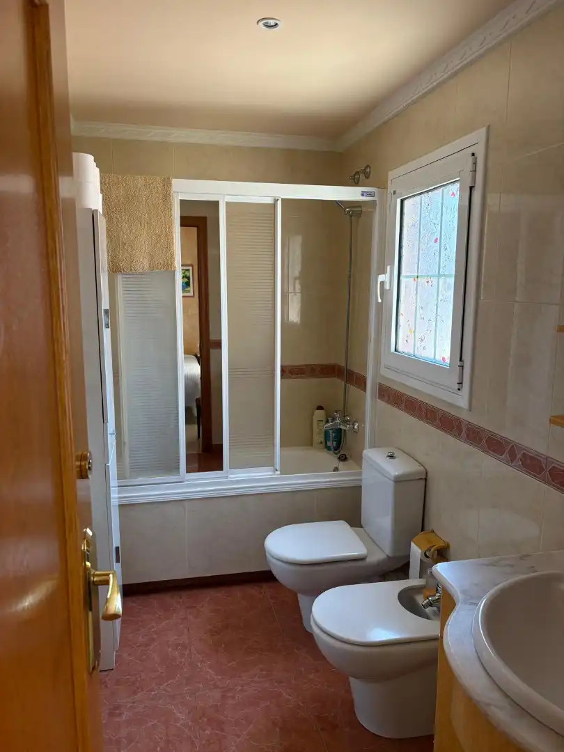 Baño de Casa adosada en venta en Barcelona con Aire acondicionado, Calefacción y Jardín privado
