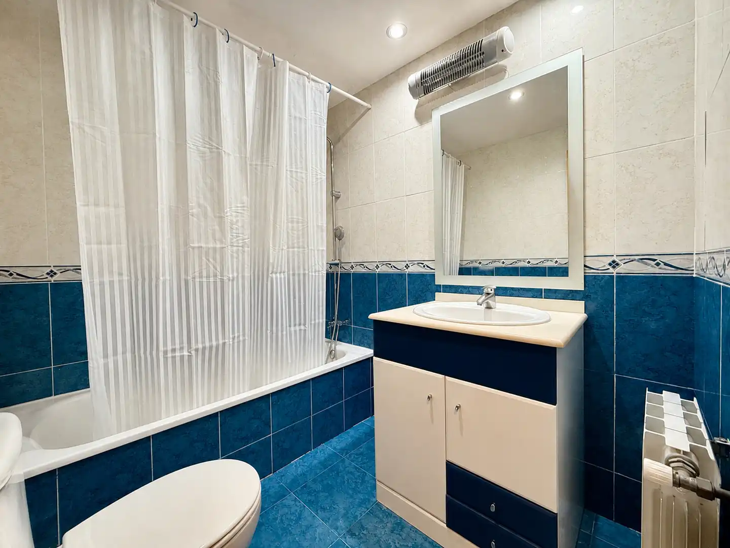 Badezimmer von Einfamilien-Reihenhaus zum Verkauf in San Antonio de Benagéber mit Klimaanlage, Heizung und Privatgarten