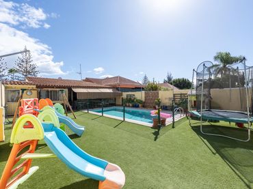 Casa aparellada amb piscina en venda a Calle Canada