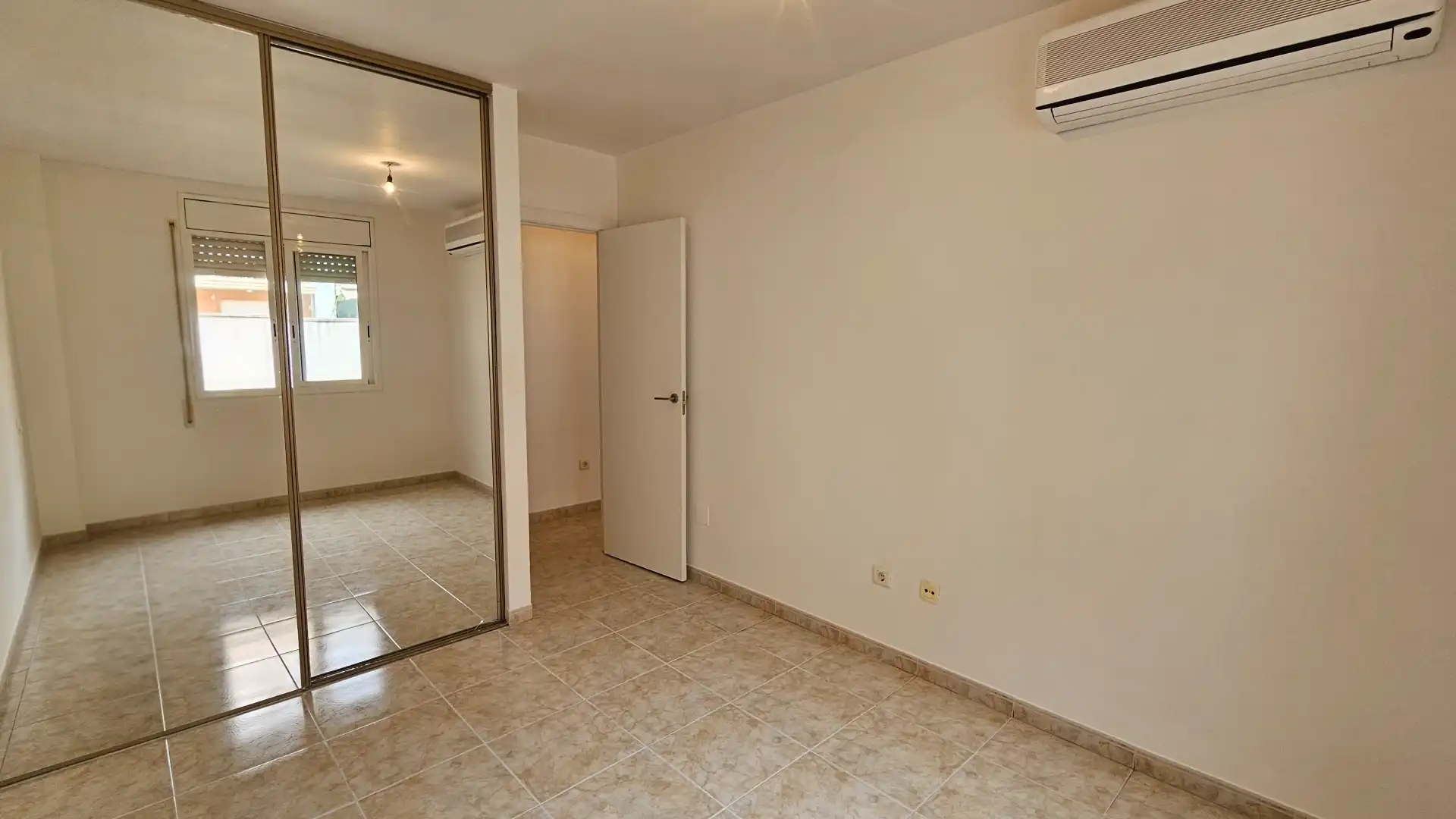 Wohnung zum Verkauf in Tarragona mit Klimaanlage, Terrasse und Ofen