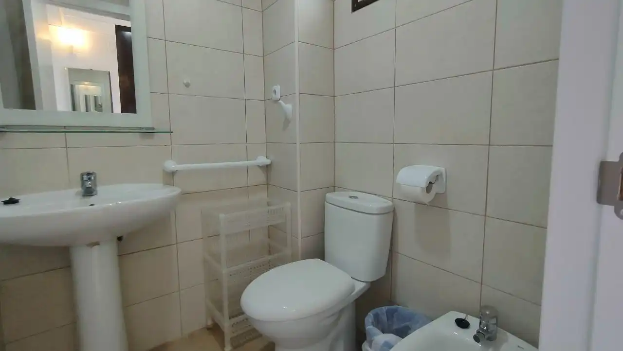 Baño de Apartamento en venta en Benidorm con Aire acondicionado, Amueblado y Piscina comunitaria
