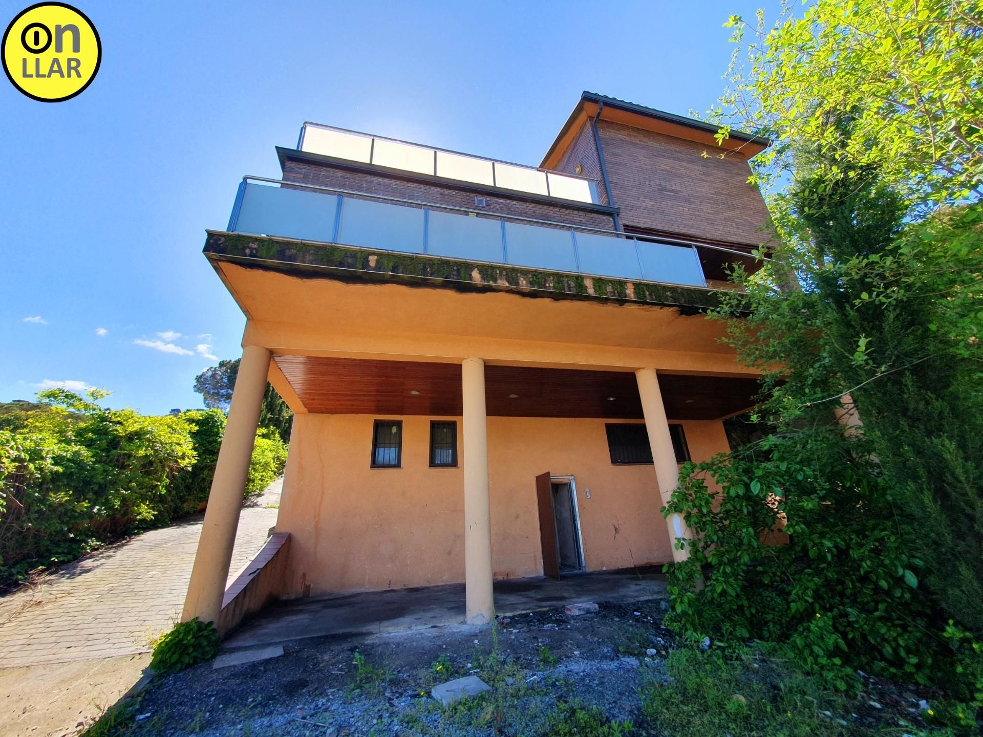Vista exterior de Casa o xalet en venda en Llinars del Vallès amb Jardí privat, Terrassa i Traster