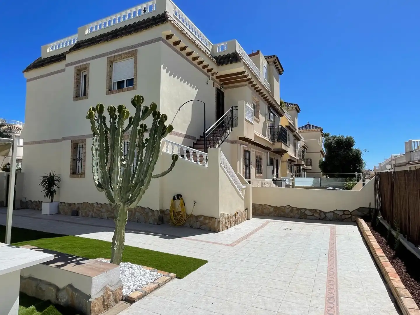 Außenansicht von Wohnungen zum Verkauf in Orihuela mit Klimaanlage, Schwimmbad und Möbliert