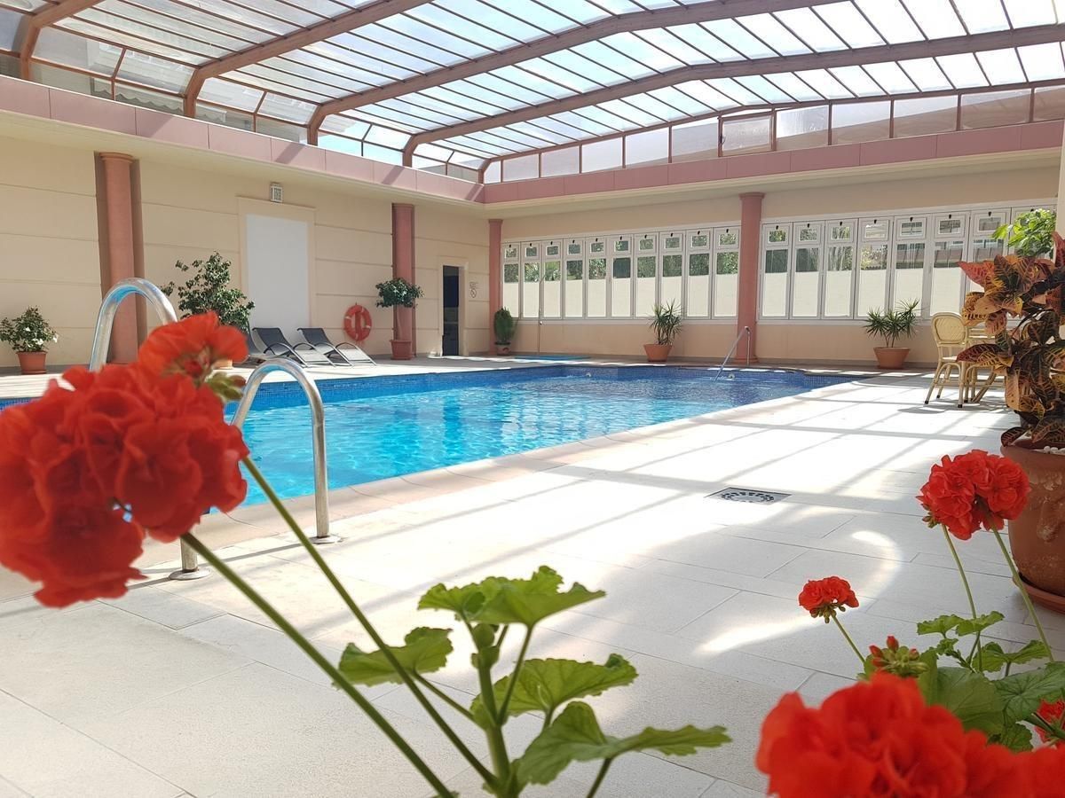 Piscina de Apartament de lloguer en Roquetas de Mar amb Aire condicionat, Terrassa i Jacuzzi