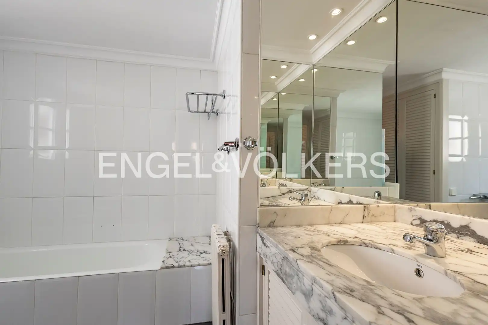 Baño de Ático de alquiler en Barcelona con Aire acondicionado, Calefacción y Parquet
