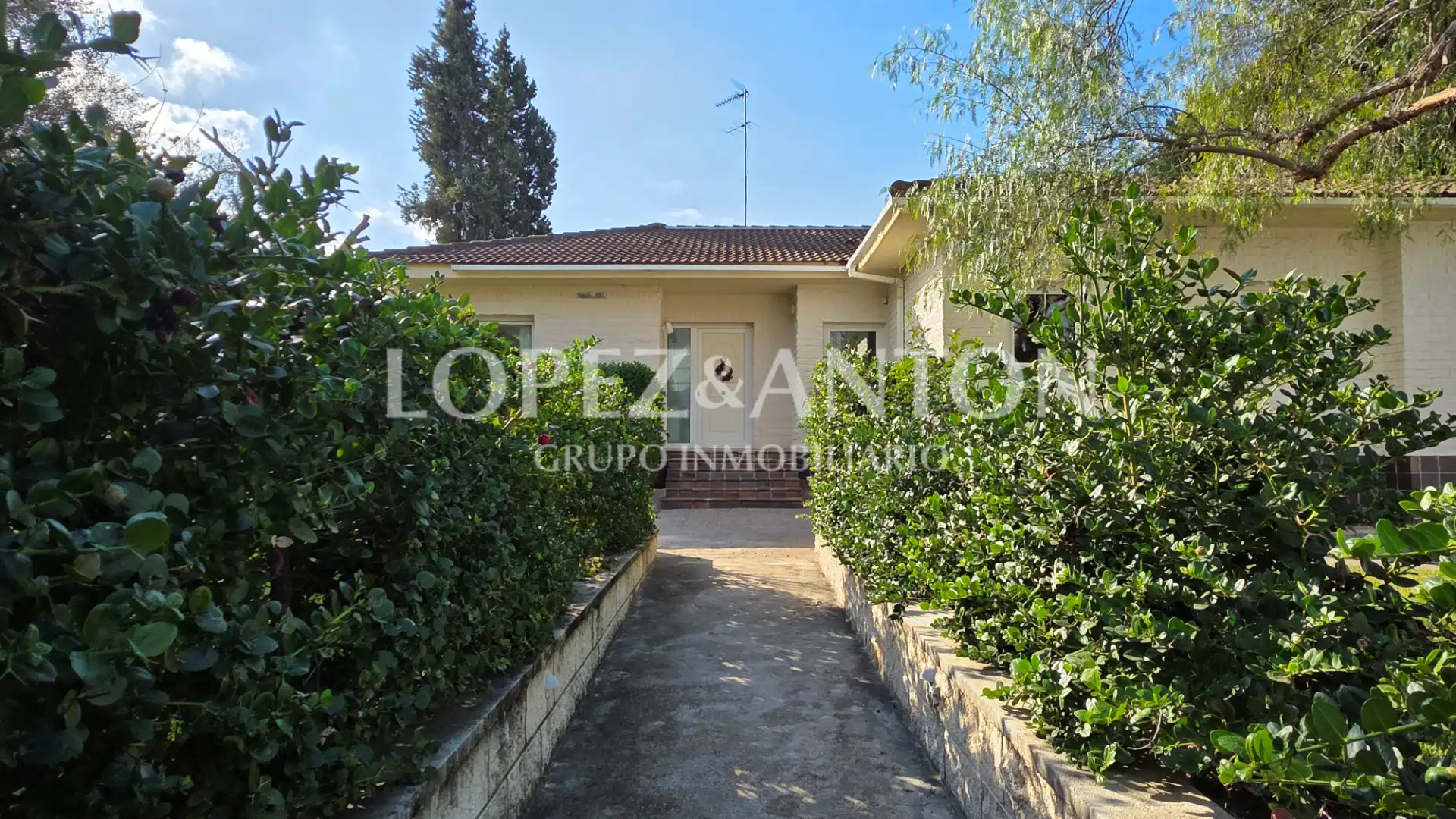 Exterior view of Houses for sale in L'Eliana  with Air Conditioner, Private garden and Terrace