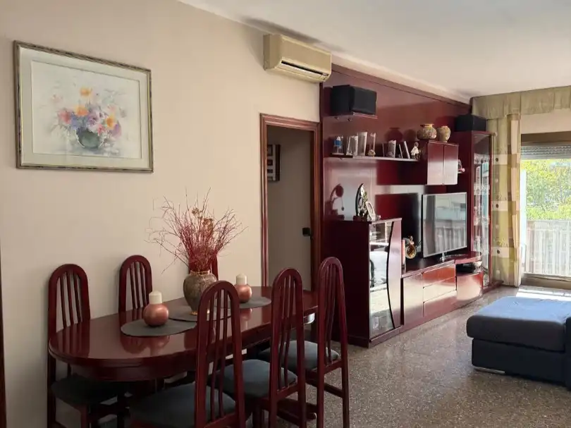 Menjador de Pis en venda en Badalona amb Aire condicionat, Terrassa i Balcó
