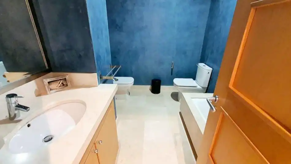 Bany de Apartament de lloguer en Sotogrande amb Aire condicionat, Calefacció i Terrassa