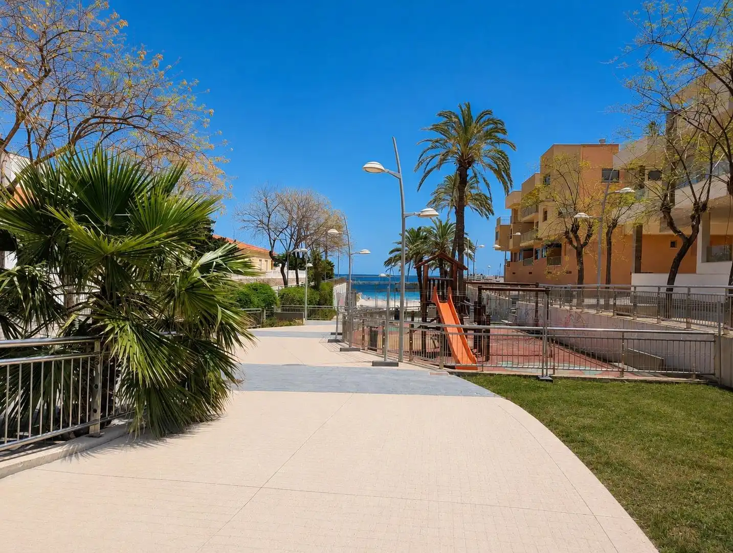 Vista exterior de Local en venda en Pilar de la Horadada amb Aire condicionat
