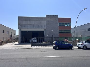 Industrial building to rent in Centre Vila