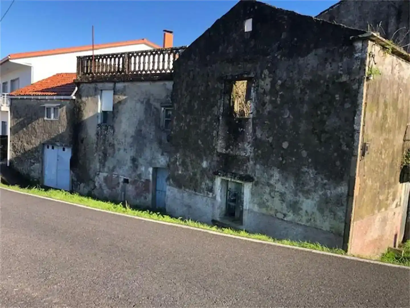 Vista exterior de Casa adosada en venda en Noia amb Jardí privat i Balcó