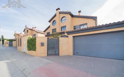 Exterior view of Single-family semi-detached for sale in Villanueva de la Cañada  with Air Conditioner, Terrace and Swimming Pool