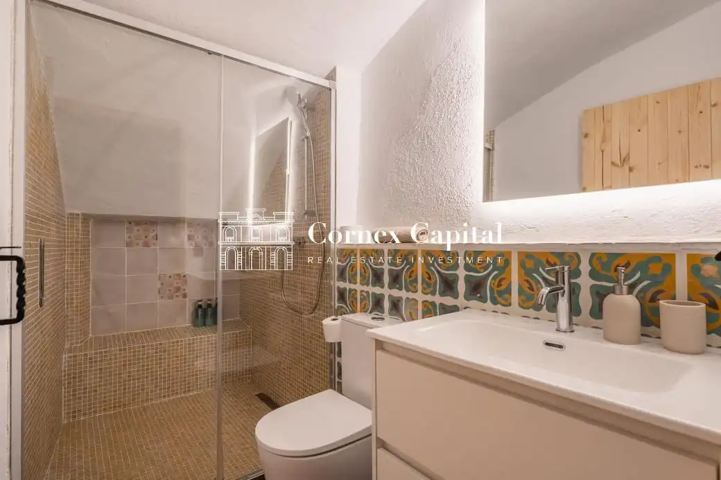 Badezimmer von Country house zur Miete in Rupià mit Klimaanlage, Heizung und Privatgarten
