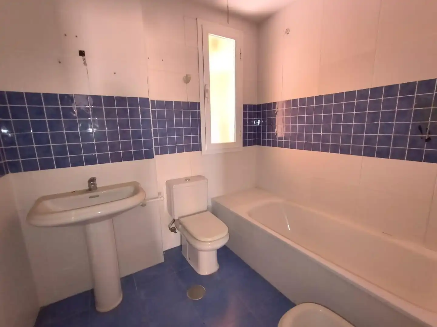 Bathroom of Flat for sale in Valdemoro  with Private garden, Terrace and Storage room