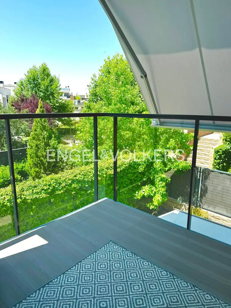 Terrassa de Casa adosada en venda en Boadilla del Monte amb Aire condicionat, Calefacció i Jardí privat