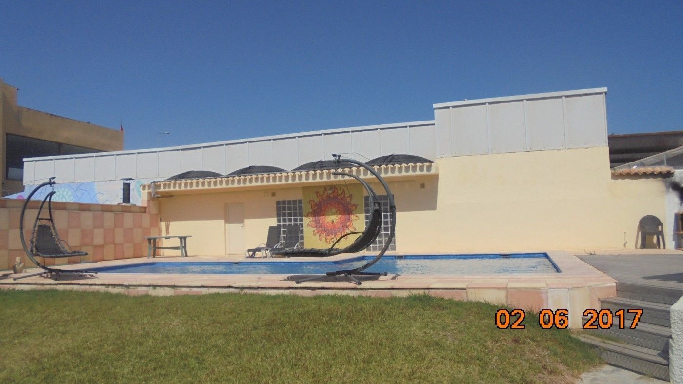 Vista exterior de Casa o xalet en venda en Orihuela amb Aire condicionat, Traster i Piscina