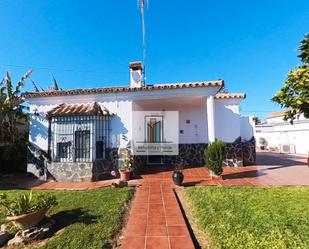 Vista exterior de Casa o xalet en venda en Chiclana de la Frontera amb Aire condicionat, Jardí privat i Terrassa