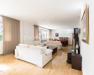 Sala d'estar de Apartament de lloguer en  Madrid Capital amb Aire condicionat, Calefacció i Moblat