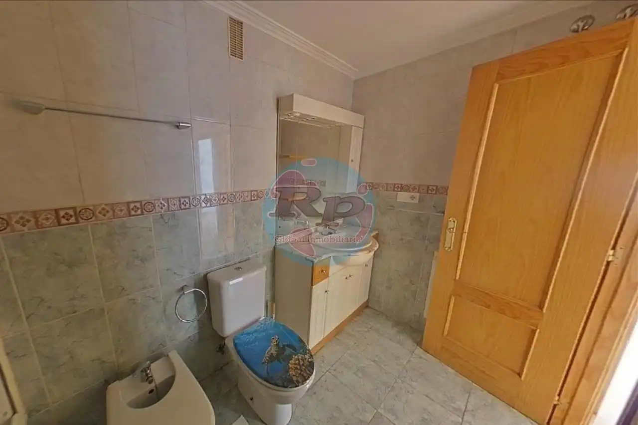 Badezimmer von Wohnungen zum Verkauf in Bembibre mit Heizung und Abstellraum
