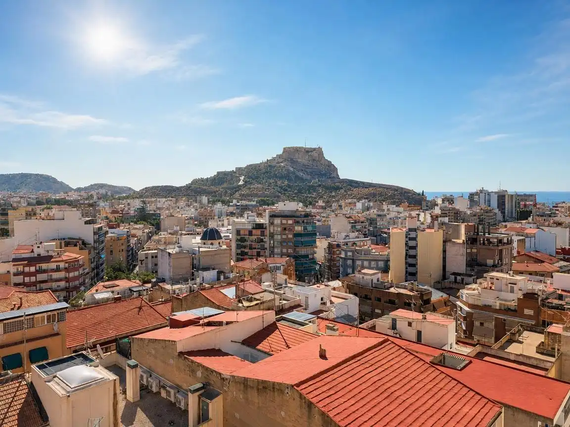 Außenansicht von Dachboden zur Miete in Alicante / Alacant mit Terrasse, Abstellraum und Möbliert