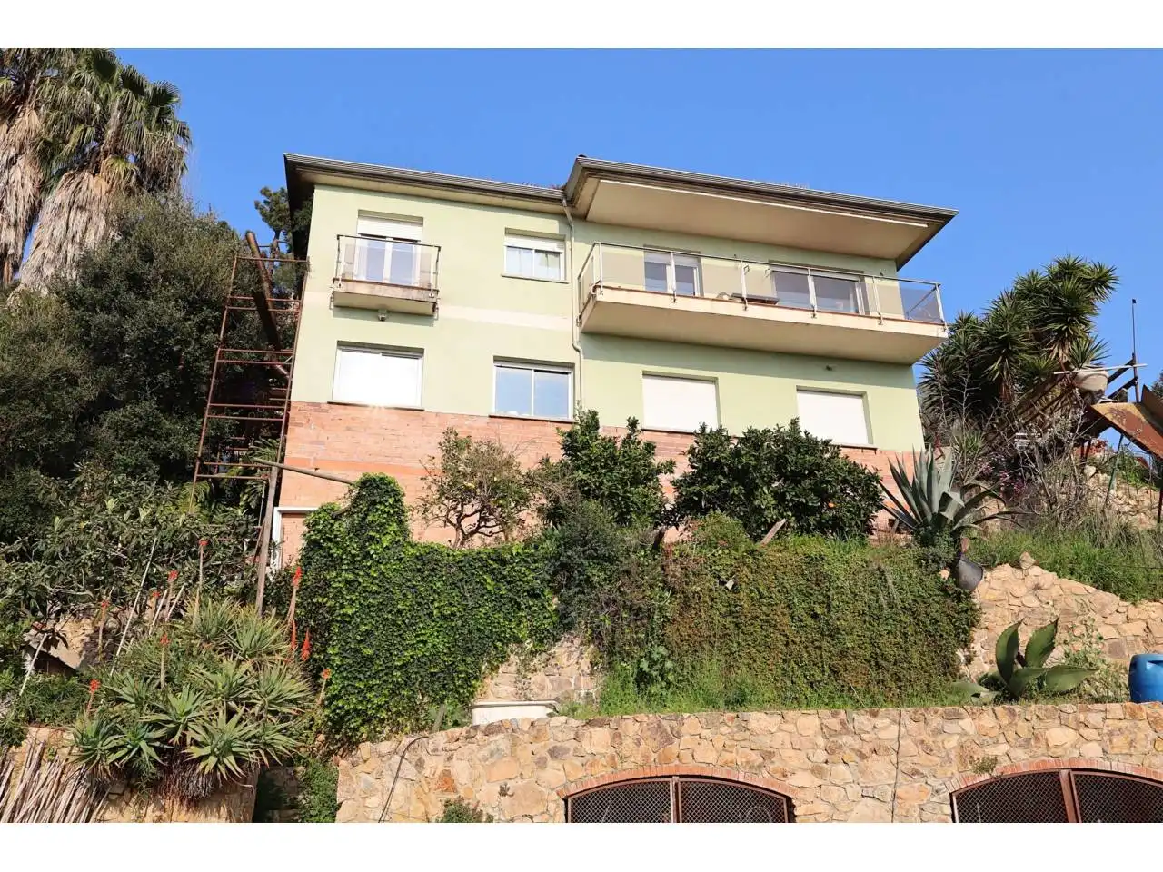 Vista exterior de Casa o xalet en venda en Lloret de Mar amb Calefacció, Jardí privat i Parquet