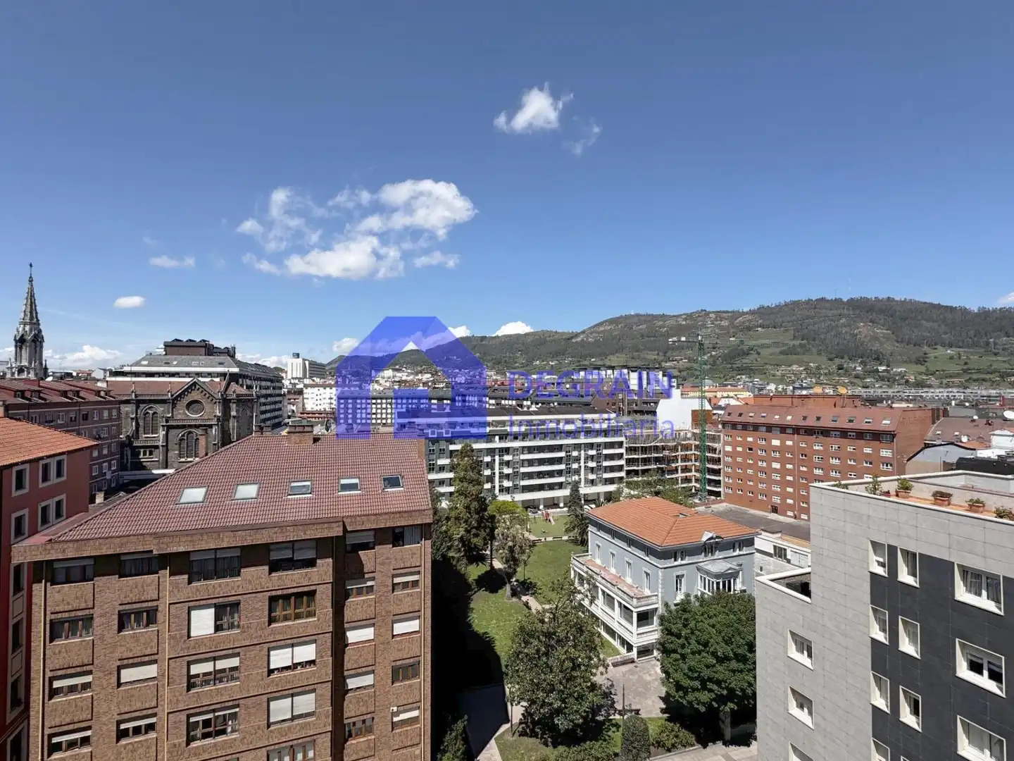Vista exterior de Pis en venda en Oviedo  amb Terrassa i Moblat