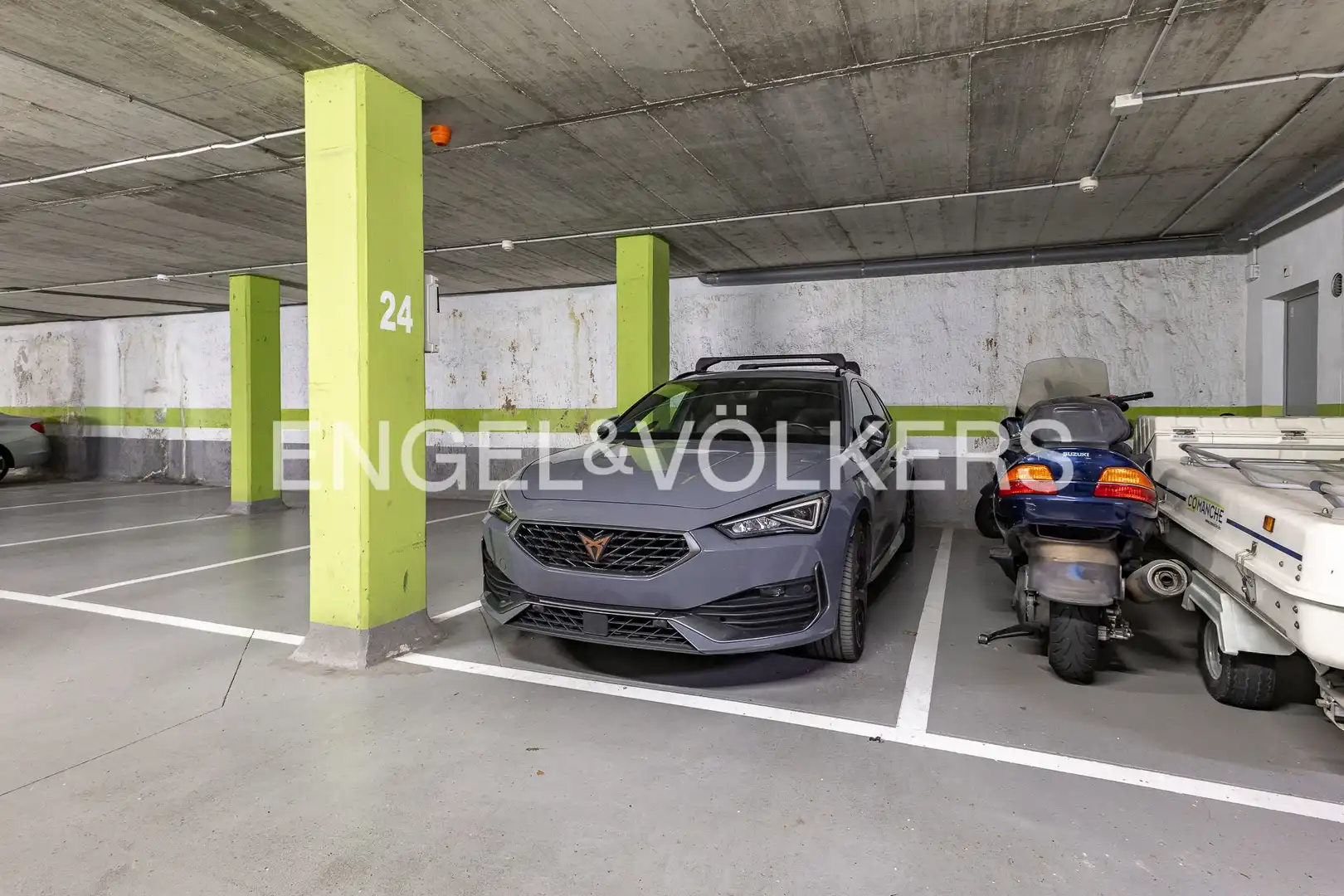 Parking de Piso en venta en Sant Cugat del Vallès con Aire acondicionado, Calefacción y Jardín privado